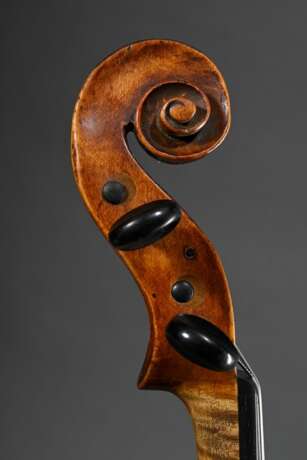Deutsche Geige mit Zettel "Joh. Christ. Schuster Violinmacher aus Prag 1778", wohl Süddeutsch 1. Hälfte 19.Jh., einteiliger Boden, gewölbte Decke, angeschäfteter Wirbelkopf, gedübelte Wirbellöcher, L. 59,5cm, B… - photo 8