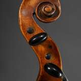 Deutsche Geige mit Zettel "Joh. Christ. Schuster Violinmacher aus Prag 1778", wohl Süddeutsch 1. Hälfte 19.Jh., einteiliger Boden, gewölbte Decke, angeschäfteter Wirbelkopf, gedübelte Wirbellöcher, L. 59,5cm, B… - photo 8