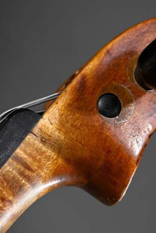 Deutsche Geige mit Zettel "Joh. Christ. Schuster Violinmacher aus Prag 1778", wohl Süddeutsch 1. Hälfte 19.Jh., einteiliger Boden, gewölbte Decke, angeschäfteter Wirbelkopf, gedübelte Wirbellöcher, L. 59,5cm, B… - photo 9