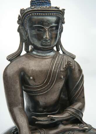 Sehr seltener Buddha Shakyamuni aus Silber mit Kupfereinlagen - фото 4
