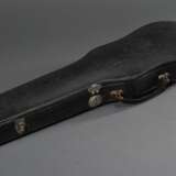 Deutsche Geige im Koffer, Sachsen um 1900, ohne Zettel, Stimmstock lose, einteiliger Boden, L. 59cm, Bodenlänge 35,8cm, Alters- und Gebrauchsspuren, Deckenriss, nicht spielbar, dazu alter Bogen (L.72,5cm 47,5g) und Koffe… - photo 10