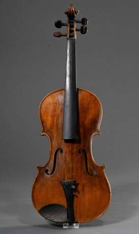 Deutsche Geige mit Koffer, innen handschriftlich bez. "A.G.T. Nachgearbeitet Flensburg 19.4.1921 Jorgen(?) Schulz", am Wirbelkopf gestempelt "Conservatory Violin", geteilter und geriegelter Boden, De… - фото 1