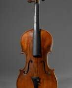 Instruments and tools. Deutsche Geige mit Koffer, innen handschriftlich bez. &quot;A.G.T. Nachgearbeitet Flensburg 19.4.1921 Jorgen(?) Schulz&quot;, am Wirbelkopf gestempelt &quot;Conservatory Violin&quot;, geteilter und geriegelter Boden, De…