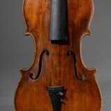 Deutsche Geige mit Koffer, innen handschriftlich bez. "A.G.T. Nachgearbeitet Flensburg 19.4.1921 Jorgen(?) Schulz", am Wirbelkopf gestempelt "Conservatory Violin", geteilter und geriegelter Boden, De… - фото 2
