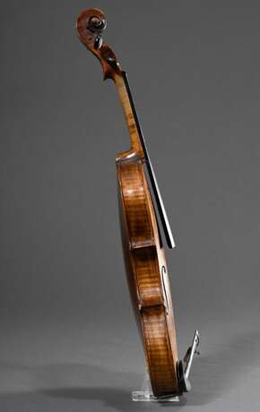 Deutsche Geige mit Koffer, innen handschriftlich bez. "A.G.T. Nachgearbeitet Flensburg 19.4.1921 Jorgen(?) Schulz", am Wirbelkopf gestempelt "Conservatory Violin", geteilter und geriegelter Boden, De… - фото 3