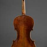 Deutsche Geige mit Koffer, innen handschriftlich bez. "A.G.T. Nachgearbeitet Flensburg 19.4.1921 Jorgen(?) Schulz", am Wirbelkopf gestempelt "Conservatory Violin", geteilter und geriegelter Boden, De… - фото 5