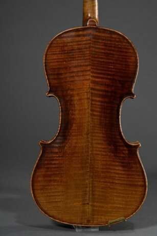 Deutsche Geige mit Koffer, innen handschriftlich bez. "A.G.T. Nachgearbeitet Flensburg 19.4.1921 Jorgen(?) Schulz", am Wirbelkopf gestempelt "Conservatory Violin", geteilter und geriegelter Boden, De… - фото 6