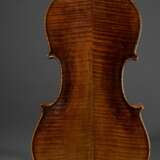 Deutsche Geige mit Koffer, innen handschriftlich bez. "A.G.T. Nachgearbeitet Flensburg 19.4.1921 Jorgen(?) Schulz", am Wirbelkopf gestempelt "Conservatory Violin", geteilter und geriegelter Boden, De… - фото 6