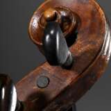 Deutsche Geige mit Koffer, innen handschriftlich bez. "A.G.T. Nachgearbeitet Flensburg 19.4.1921 Jorgen(?) Schulz", am Wirbelkopf gestempelt "Conservatory Violin", geteilter und geriegelter Boden, De… - фото 8