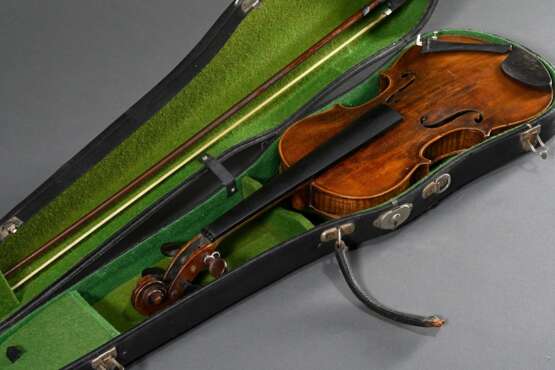 Deutsche Geige mit Koffer, innen handschriftlich bez. "A.G.T. Nachgearbeitet Flensburg 19.4.1921 Jorgen(?) Schulz", am Wirbelkopf gestempelt "Conservatory Violin", geteilter und geriegelter Boden, De… - фото 9