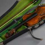 Deutsche Geige mit Koffer, innen handschriftlich bez. "A.G.T. Nachgearbeitet Flensburg 19.4.1921 Jorgen(?) Schulz", am Wirbelkopf gestempelt "Conservatory Violin", geteilter und geriegelter Boden, De… - фото 9