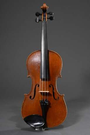 Deutsche Geige mit Koffer und Bogen, wohl Sachsen um 1900, ohne Zettel, zweiteiliger Boden, L. 59cm, Bodenlänge 35,8cm, spielbar mit div. Alters- und Gebrauchsspuren, dazu Koffer und defekter Bogen (runde Stange, Pariser… - photo 2