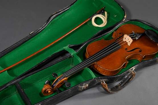 Deutsche Geige mit Koffer und Bogen, wohl Sachsen um 1900, ohne Zettel, zweiteiliger Boden, L. 59cm, Bodenlänge 35,8cm, spielbar mit div. Alters- und Gebrauchsspuren, dazu Koffer und defekter Bogen (runde Stange, Pariser… - photo 9
