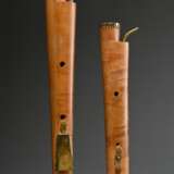 2 Dulziane, gestempelt "RW" (Rainer Weber 1927-2014)´), Deutschland 2. Hälfte 20.Jh., Sopran und Alt, Ahorn und Messing, jeweils mit Anblasrohr, L 35/45,5cm, Alters- und Gebrauchsspuren - photo 2