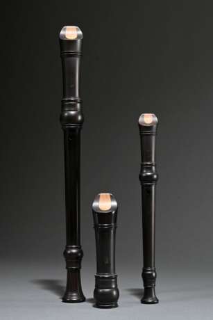 2 Blockflöten, Fehr, Deutschland 2. Hälfte 20.Jh., Grenadill- oder Ebenholz, 1x Sopran in C (440Hz), L. 31cm und 1x Alt in F (40HZ), L. 47cm, Barockgriffweise, dazu 1 Alt Kopfstück sowie 2 Taschen - photo 2