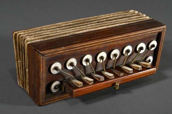 Kinder Ziehharmonika mit Holzeinlagen sowie Perlmutt- Messinghebeln, Blasebalk mit bedrucktem Papier beklebt um 1900, 9,6x23,5x8,8cm, bespielt, 1 Perlmutttaste fehlt - фото 1