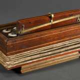Kinder Ziehharmonika mit Holzeinlagen sowie Perlmutt- Messinghebeln, Blasebalk mit bedrucktem Papier beklebt um 1900, 9,6x23,5x8,8cm, bespielt, 1 Perlmutttaste fehlt - фото 3