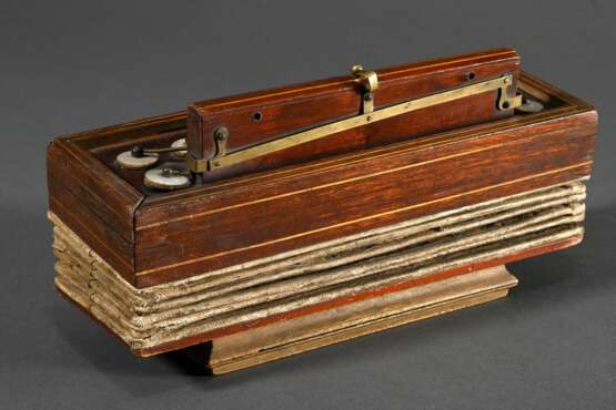 Kinder Ziehharmonika mit Holzeinlagen sowie Perlmutt- Messinghebeln, Blasebalk mit bedrucktem Papier beklebt um 1900, 9,6x23,5x8,8cm, bespielt, 1 Perlmutttaste fehlt - фото 3