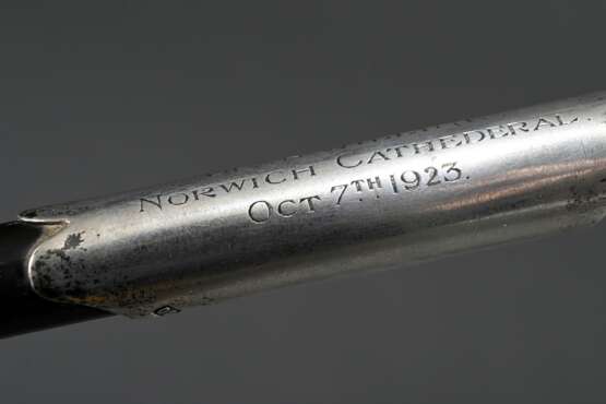 Dirigentenstab mit ebonisiertem Holz Schaft und schlichten Silber 925 Manschetten, monogrammiert SI, mittig graviert "Dean Willink Norwich Cathedral Oct 7th 1925", L. 56cm - photo 5