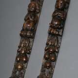 Paar Barock Schnitzerei Lisenen mit floralen Ranken und Karyatiden, Eiche mit schöner Patina, Norddeutsch 17.Jh., L. 64,5cm - photo 2