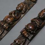 Paar Barock Schnitzerei Lisenen mit floralen Ranken und Karyatiden, Eiche mit schöner Patina, Norddeutsch 17.Jh., L. 64,5cm - photo 3