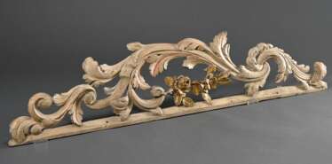 Geschnitzte Supraporte &quot;Blüten und Blattvoluten&quot;, Weichholz mit Resten von Farbfassung und Vergoldung, 18.Jh., 25x114,5cm