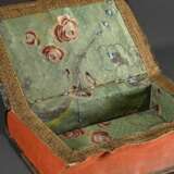 Geheimschatulle aus reich geprägtem antiken Pergament Bucheinband mit Lucrezia und Justitia Darstellungen in mehrfachen Amoretten-, Medaillon- und Ornamentrahmungen sowie getriebenen und ziselierten Metallecken, durchbro… - photo 1