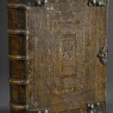 Geheimschatulle aus reich geprägtem antiken Pergament Bucheinband mit Lucrezia und Justitia Darstellungen in mehrfachen Amoretten-, Medaillon- und Ornamentrahmungen sowie getriebenen und ziselierten Metallecken, durchbro… - photo 2
