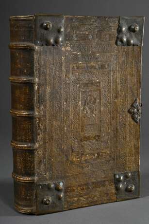 Geheimschatulle aus reich geprägtem antiken Pergament Bucheinband mit Lucrezia und Justitia Darstellungen in mehrfachen Amoretten-, Medaillon- und Ornamentrahmungen sowie getriebenen und ziselierten Metallecken, durchbro… - photo 2