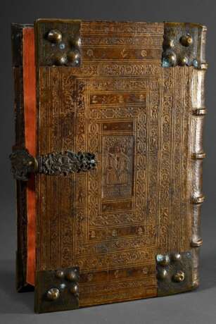 Geheimschatulle aus reich geprägtem antiken Pergament Bucheinband mit Lucrezia und Justitia Darstellungen in mehrfachen Amoretten-, Medaillon- und Ornamentrahmungen sowie getriebenen und ziselierten Metallecken, durchbro… - photo 3