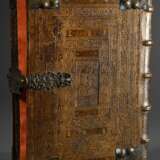 Geheimschatulle aus reich geprägtem antiken Pergament Bucheinband mit Lucrezia und Justitia Darstellungen in mehrfachen Amoretten-, Medaillon- und Ornamentrahmungen sowie getriebenen und ziselierten Metallecken, durchbro… - photo 3