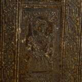 Geheimschatulle aus reich geprägtem antiken Pergament Bucheinband mit Lucrezia und Justitia Darstellungen in mehrfachen Amoretten-, Medaillon- und Ornamentrahmungen sowie getriebenen und ziselierten Metallecken, durchbro… - photo 4