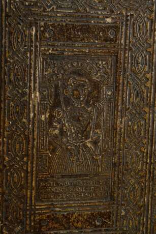 Geheimschatulle aus reich geprägtem antiken Pergament Bucheinband mit Lucrezia und Justitia Darstellungen in mehrfachen Amoretten-, Medaillon- und Ornamentrahmungen sowie getriebenen und ziselierten Metallecken, durchbro… - photo 4