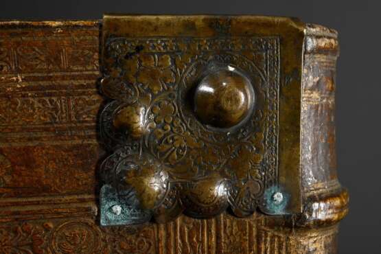 Geheimschatulle aus reich geprägtem antiken Pergament Bucheinband mit Lucrezia und Justitia Darstellungen in mehrfachen Amoretten-, Medaillon- und Ornamentrahmungen sowie getriebenen und ziselierten Metallecken, durchbro… - photo 5