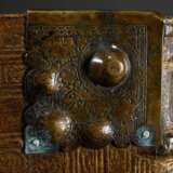 Geheimschatulle aus reich geprägtem antiken Pergament Bucheinband mit Lucrezia und Justitia Darstellungen in mehrfachen Amoretten-, Medaillon- und Ornamentrahmungen sowie getriebenen und ziselierten Metallecken, durchbro… - photo 5