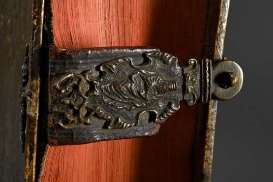 Geheimschatulle aus reich geprägtem antiken Pergament Bucheinband mit Lucrezia und Justitia Darstellungen in mehrfachen Amoretten-, Medaillon- und Ornamentrahmungen sowie getriebenen und ziselierten Metallecken, durchbro… - photo 6