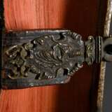 Geheimschatulle aus reich geprägtem antiken Pergament Bucheinband mit Lucrezia und Justitia Darstellungen in mehrfachen Amoretten-, Medaillon- und Ornamentrahmungen sowie getriebenen und ziselierten Metallecken, durchbro… - photo 6