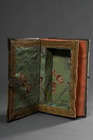Geheimschatulle aus reich geprägtem antiken Pergament Bucheinband mit Lucrezia und Justitia Darstellungen in mehrfachen Amoretten-, Medaillon- und Ornamentrahmungen sowie getriebenen und ziselierten Metallecken, durchbro… - photo 7