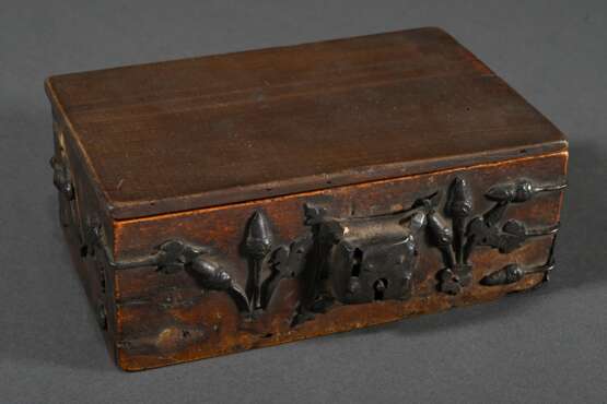 Minnekästchen Fragment mit Eisenbeschlägen "Eicheln und Borbonenlilien" sowie aufgesetztem Schloss, 15./16.Jh., 6,3x16,5x10,2cm, Schlüssel verloren, Deckel ergänzt, Fehlstellen - photo 1