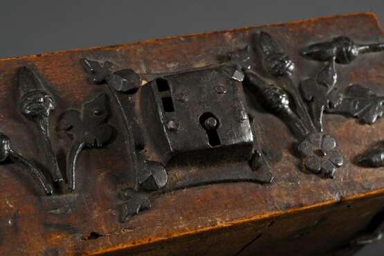 Minnekästchen Fragment mit Eisenbeschlägen "Eicheln und Borbonenlilien" sowie aufgesetztem Schloss, 15./16.Jh., 6,3x16,5x10,2cm, Schlüssel verloren, Deckel ergänzt, Fehlstellen - photo 5