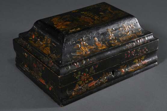 Barocke Schatulle mit gewölbtem Deckel und allseitigen Lackmalerei Chinoiserien auf schwarzem Fond, innen rot gefasst, 1. Hälfte 18.Jh., 14,5x30,5x22cm, Gebrauchsspuren - photo 1