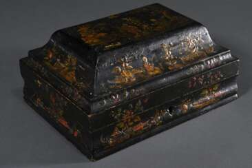 Barocke Schatulle mit gewölbtem Deckel und allseitigen Lackmalerei Chinoiserien auf schwarzem Fond, innen rot gefasst, 1. Hälfte 18.Jh., 14,5x30,5x22cm, Gebrauchsspuren