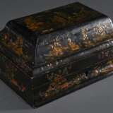 Barocke Schatulle mit gewölbtem Deckel und allseitigen Lackmalerei Chinoiserien auf schwarzem Fond, innen rot gefasst, 1. Hälfte 18.Jh., 14,5x30,5x22cm, Gebrauchsspuren - photo 1