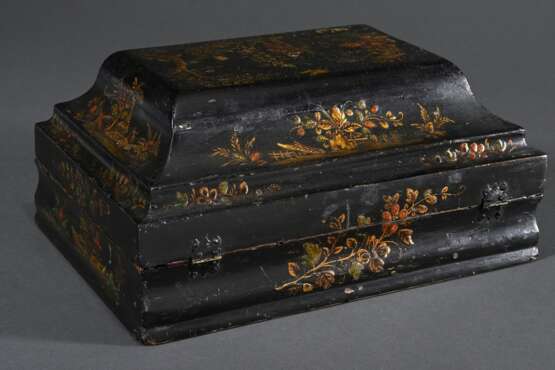 Barocke Schatulle mit gewölbtem Deckel und allseitigen Lackmalerei Chinoiserien auf schwarzem Fond, innen rot gefasst, 1. Hälfte 18.Jh., 14,5x30,5x22cm, Gebrauchsspuren - photo 3