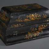 Barocke Schatulle mit gewölbtem Deckel und allseitigen Lackmalerei Chinoiserien auf schwarzem Fond, innen rot gefasst, 1. Hälfte 18.Jh., 14,5x30,5x22cm, Gebrauchsspuren - photo 3