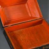 Barocke Schatulle mit gewölbtem Deckel und allseitigen Lackmalerei Chinoiserien auf schwarzem Fond, innen rot gefasst, 1. Hälfte 18.Jh., 14,5x30,5x22cm, Gebrauchsspuren - photo 6