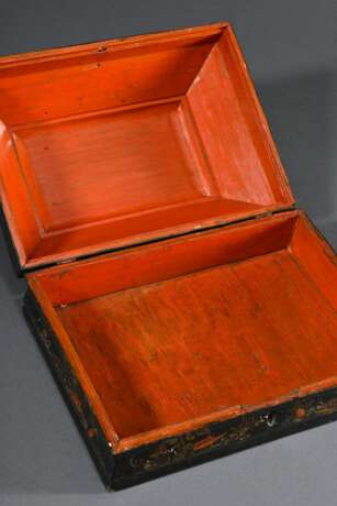 Barocke Schatulle mit gewölbtem Deckel und allseitigen Lackmalerei Chinoiserien auf schwarzem Fond, innen rot gefasst, 1. Hälfte 18.Jh., 14,5x30,5x22cm, Gebrauchsspuren - photo 6