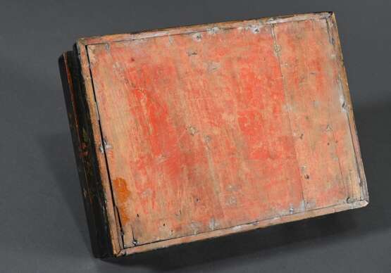 Barocke Schatulle mit gewölbtem Deckel und allseitigen Lackmalerei Chinoiserien auf schwarzem Fond, innen rot gefasst, 1. Hälfte 18.Jh., 14,5x30,5x22cm, Gebrauchsspuren - photo 7