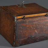 Kleines Kabinettkästchen in Renaissance Manier mit allseitiger punzierter Lederbespannung und Weißmetall Beschlägen, innen hinter Frontklappe 3 Schübe mit intarsierter Front, Obst- und Weichholz, 116,5x20,4x13,8cm, etw. … - photo 7