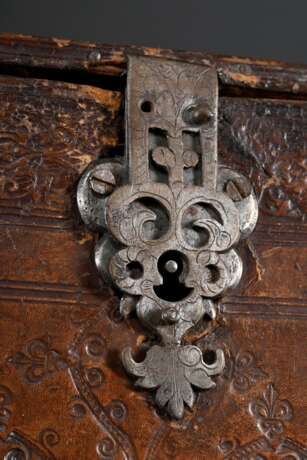 Kleines Kabinettkästchen in Renaissance Manier mit allseitiger punzierter Lederbespannung und Weißmetall Beschlägen, innen hinter Frontklappe 3 Schübe mit intarsierter Front, Obst- und Weichholz, 116,5x20,4x13,8cm, etw. … - photo 8
